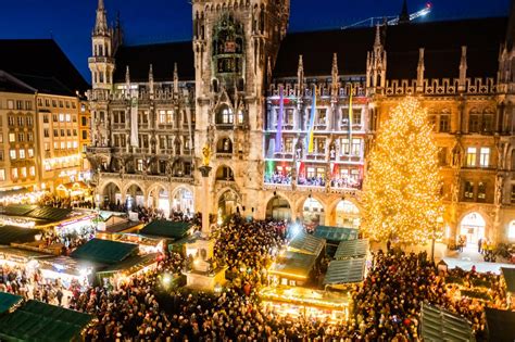 Mercatino di Natale in Marienplatz con l'albero illuminato