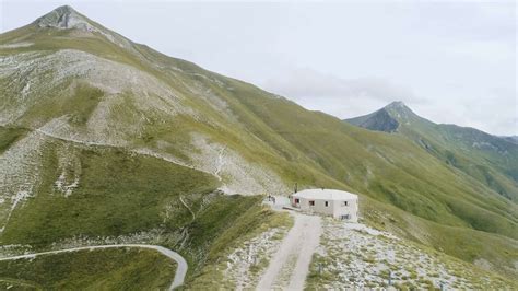 Vista panoramica sui Monti Sibillini da un crinale innevato