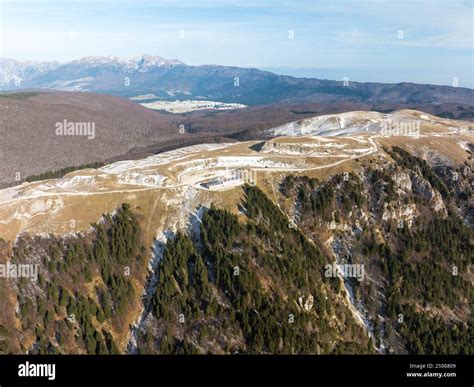 Vista panoramica del Monte Cagno con manto nevoso e cielo terso