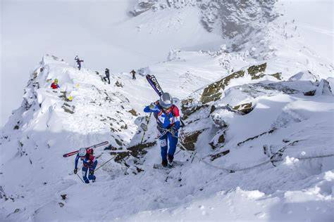 Atleti di scialpinismo in gara al tramonto