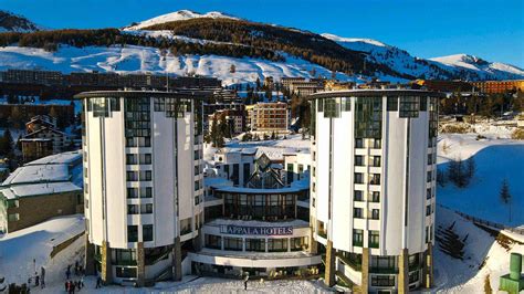 Vista esterna del Villaggio Uappala Sestriere con le sue caratteristiche torri