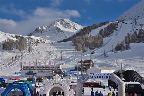 Pista da sci a Sestriere con sciatori e panorama alpino mozzafiato