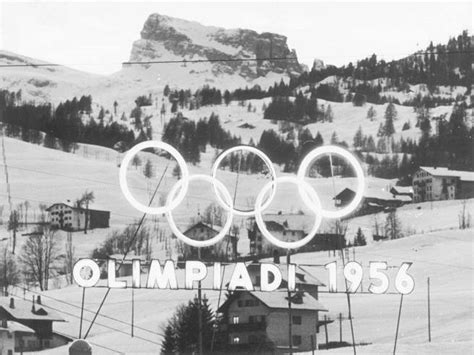 Foto d'epoca delle Olimpiadi Invernali di Cortina 1956, con atleti, pubblico e infrastrutture sportive.