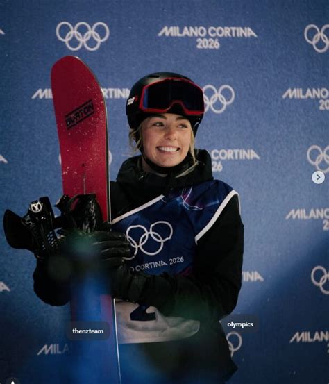 Zoi Sadowski-Synnott in volo durante un salto, con uno stile dinamico e potente.