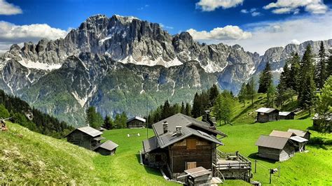 Vista panoramica dal Rifugio Sasso Bianco sul Monte Civetta