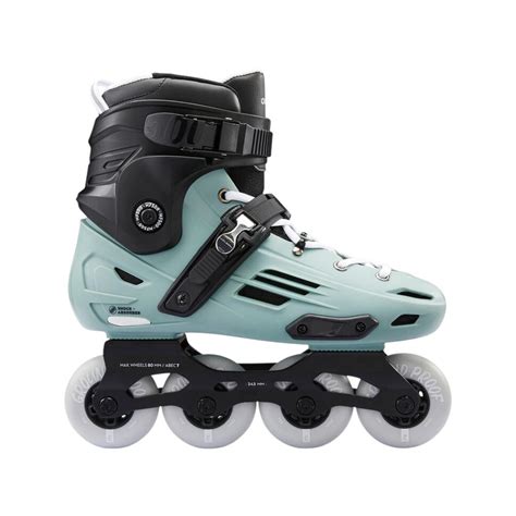 Illustrazione di un parco per skateboard e pattini a rotelle con diverse rampe e ostacoli.