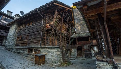 tipica casa Walser con dettagli in legno e ardesia
