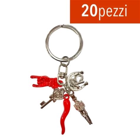 Composizione di amuleti scaramantici napoletani: corno rosso, aglio, ferro di cavallo e forbici.