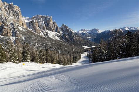 Panorama innevato della Val di Fassa con piste da sci di fondo