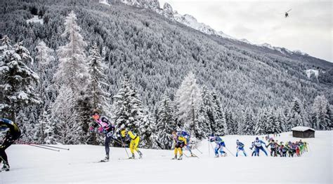 Partecipanti alla Marcialonga su una pista innevata
