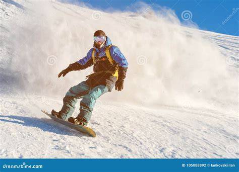 Sciatori che praticano freeride su un pendio innevato