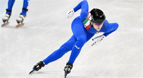 Immagine di Arianna Fontana durante una gara di short track, con il corpo inclinato in curva.