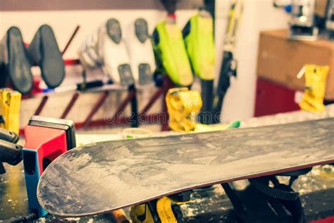 Primo piano di uno snowboard con grafiche accattivanti