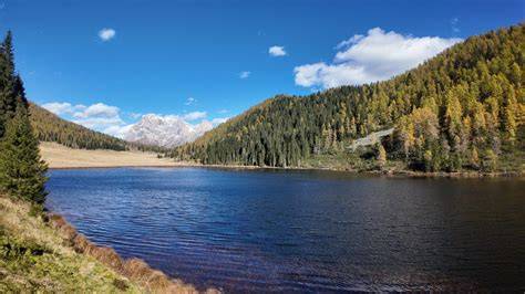 Vista panoramica del Lago di Calaita con le montagne circostanti