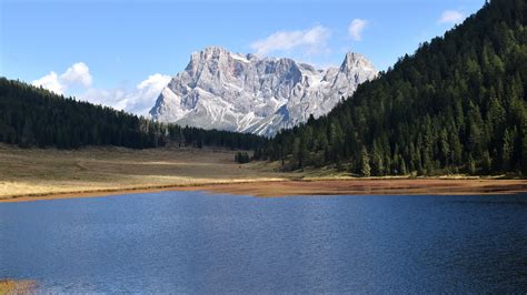 Il Lago di Calaita con le montagne che si specchiano nelle sue acque