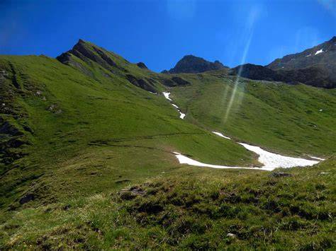 Panoramica della salita su pendio erboso verso la sella di Cima Scanaiòl