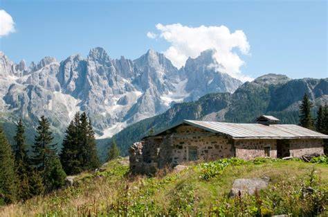 Vista panoramica mozzafiato dalle alture del Lagorai sulle Pale di San Martino