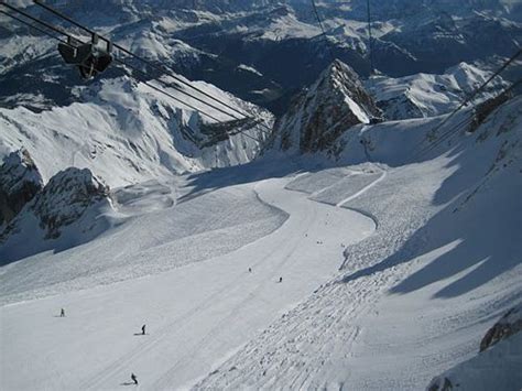 panorama delle Dolomiti con la pista da sci La Bellunese in primo piano