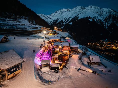 Vista esterna dell'hotel Super G a Courmayeur con vista sul Monte Bianco e piste da sci circostanti.