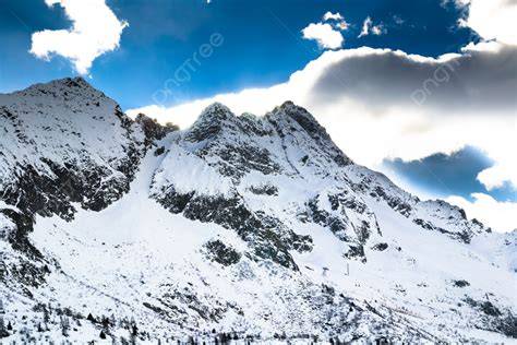 Foto panoramica di una località montana innevata, come Andermatt o La Grave, ideale per il freeride.