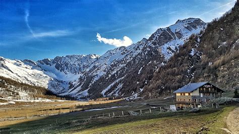 vista panoramica della Val Pellice con il Rifugio Jervis in lontananza