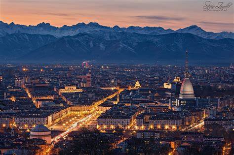 Una veduta panoramica di Torino con le montagne innevate sullo sfondo durante i Giochi Olimpici Invernali del 2006.