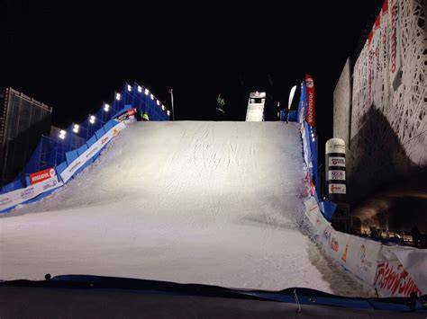Davide Boggio durante una competizione di snowboard freestyle