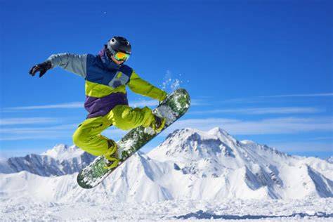 Snowboarder in azione con un trick complesso