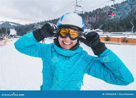 Scialpinista sorridente con attrezzatura da neve