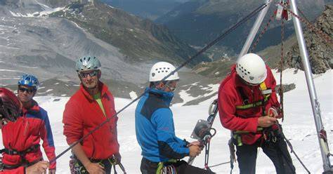 Soccorritori alpini al lavoro in un paesaggio innevato