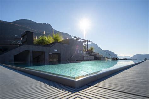 Piscina panoramica sul tetto di un hotel con vista sulle montagne