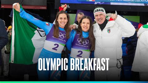 Armin Zöggeler festeggia la medaglia d'oro nello slittino