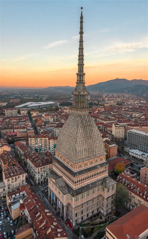 Il logo e la Mole Antonelliana stilizzata, emblema di Torino 2006