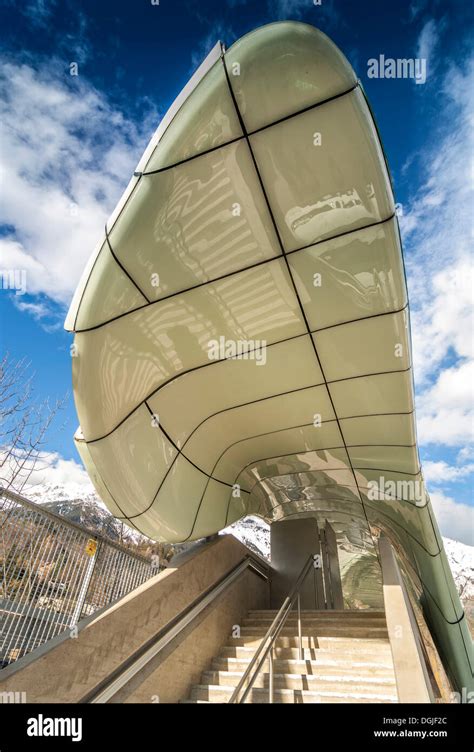 Stazione Hungerburgbahn dal design moderno ispirato ai ghiacciai