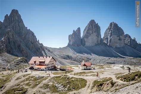 Foto di Floriano ed Elisabetta, gestori del rifugio, con vista sulle montagne circostanti.