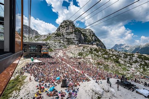 Panorama mozzafiato dal Rifugio Celso Gilberti, con le vette del Monte Canin e dello Jôf di Montasio.
