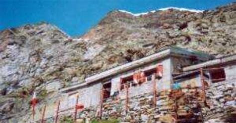 Cronologia della ricostruzione del Rifugio Eugenio Sella, con date chiave e costi.