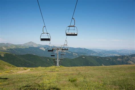Vista panoramica delle seggiovie ad alta velocità con cupole protettive sull'Alpe di Lusia.