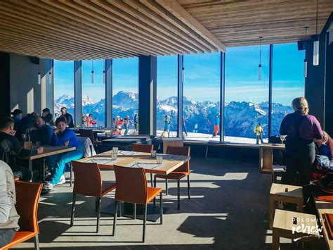 Vista dal Rifugio In Alto sul Col Margherita con panorama sulle Dolomiti.