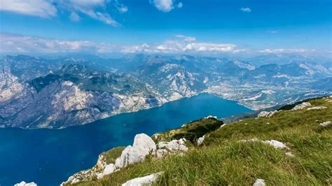 Vista panoramica dal Monte Baldo con il Lago di Garda in lontananza.
