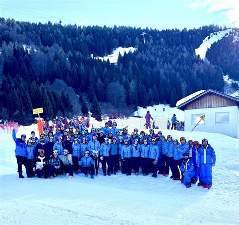 Collage di immagini che ritraggono i maestri di sci e snowboard, impegnati nell'insegnamento e in attività sportive in montagna.