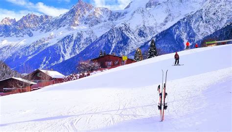 Paesaggio invernale di montagna con piste da sci e aree fuoripista.