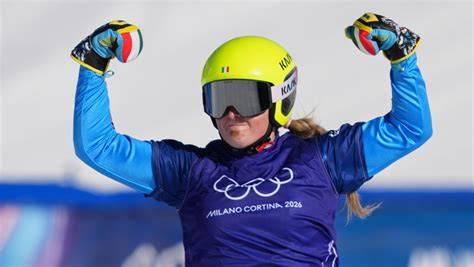 Michela Moioli in azione durante una gara di snowboard cross