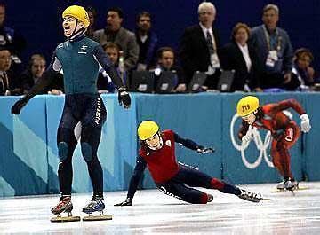 Steven Bradbury in azione durante una gara di short track