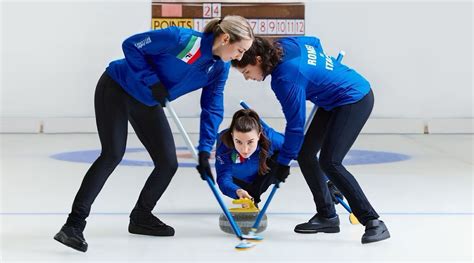 Squadra italiana di curling durante una partita