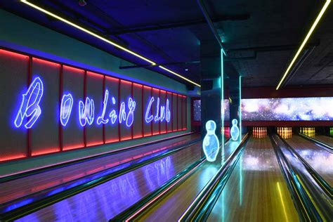 Sala bowling con più piste e giocatori