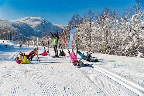 Foto di sciatori su una pista del Centro Fondo Boscoreale, con boschi sullo sfondo
