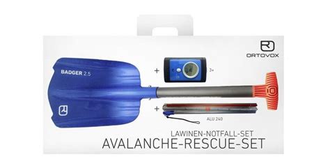 Kit di soccorso valanga: Artva, pala e sonda, posizionati accanto a uno zaino con airbag.