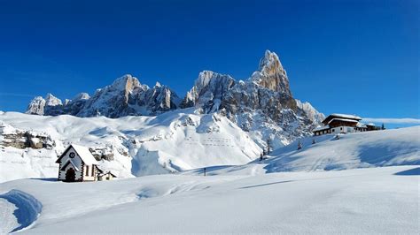 Panorama invernale delle Dolomiti con villaggio innevato