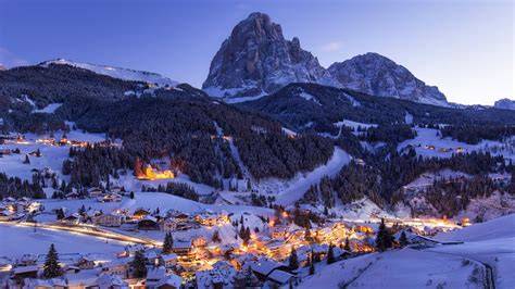Panoramica della Val Gardena con montagne innevate e villaggio